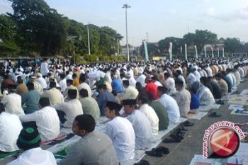 Warga Shalat Idul Adha di lingkungan Keraton