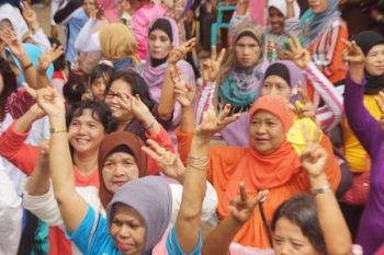 Pasangan &amp;quot;Michel Jadi&amp;quot; Isi Kampanye Dengan Pengobatan Gratis