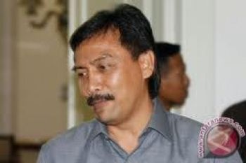 Andi Mallarangeng Minta Dibawakan Buku Dan Brown