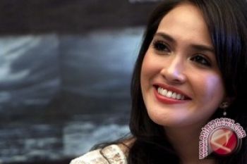 Shandy Aulia Pamerkan Koleksi Busana Feminin