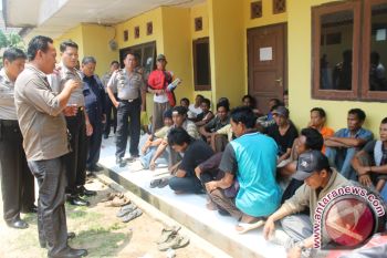Warga demo tuntut Bupati OKU batalkan pelantikan kades