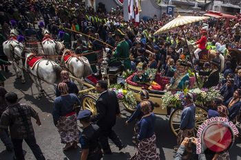 Tamu resepsi pernikahan keraton disuguhi tarian tradisional 
