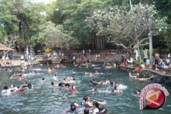 Air Sanih dipadati wisatawan rayakan Umanis Galungan 