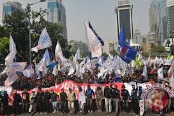 Buruh Blokade Jalan Medan Merdeka Selatan