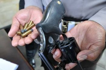 Revolver Berisi Empat Peluru Tergeletak di Jalan