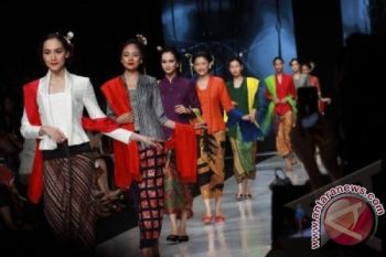 Peragaan Busana Bertajuk "Indonesia Memanggil"