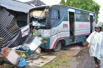 Bus Tabrak Rumah