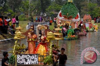 Fashion on the River