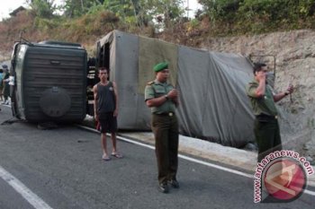 Truk TNI Terguling