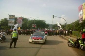 Buruh Batam Mogok, Jalan Ditutup