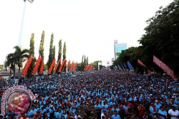Jusuf Kalla Ramaikan Jalan Sehat HUT Makassar 