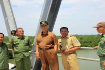 Tinjau Pengerjaan Jembatan/Henky Mohari