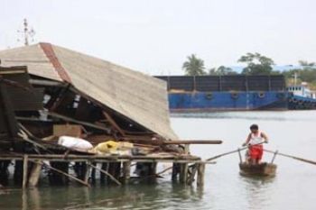 Rumah Ditabrak Tongkang/Henky Mohari