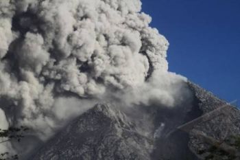Merapi Keluarkan Asap Tebal dan Hujan Abu 