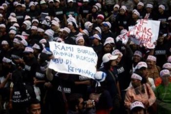 Tuntut Hak, Ratusan Buruh Pabrik Rokok Demo 