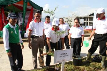 Pertamina-Unand Tanam Pohon Pelindung 5.500 Batang