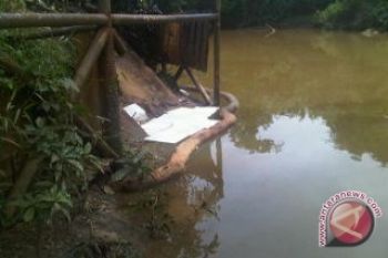 Warga uji sampel air sungai kurup karena tercemar limbah 