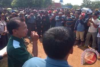 Karyawan PT Mitra Ogan demo tuntut kenaikan upah