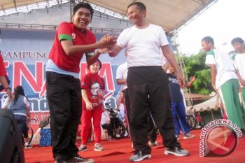 Dahlan Iskan Hadiahkan Kaus Evan Dimas