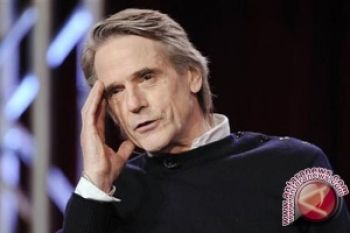 Jeremy Irons Kurangi Beli Baju untuk Kurangi Sampah