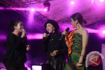 Nicky Astria Redakan Dahaga Penggemarnya di Kota Raja