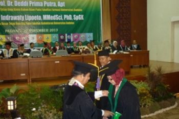 Unand Kukuhkan Pasangan Suami-Isteri sebagai Guru Besar