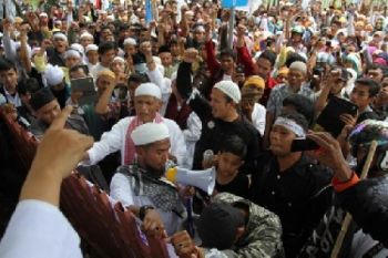 Ribuan Massa Demo Tolak Siloam di Kota Padang