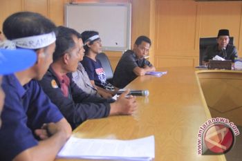 Puluhan warga demo tuntut pembatalan pelantikan kades