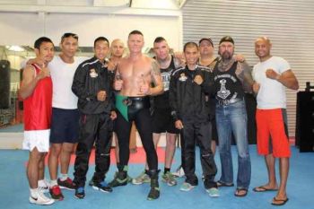Chris John Fokus Latihan dengan Mitra Tanding
