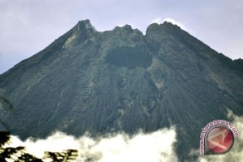 Gunung Merapi Turunkan Guguran Material