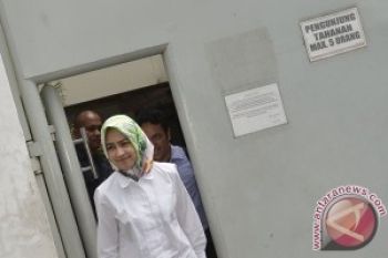  Airin Jeguk Suaminya di Rutan KPK