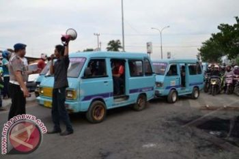 Mahasiswa Blokir Jalan Tuntut Kapolda Sulselbar Mundur 