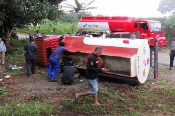 Mobil Pengangkut Bbm  Terbalik