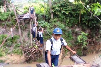 Siswa Nekat Bergelantungan Nyeberang Sungai