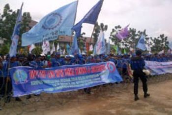 Ribuan Buruh Kawal Rapat Penetapan UMK Batam