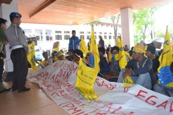 Dua Kelompok Massa Berunjukras di DPRD Sultra