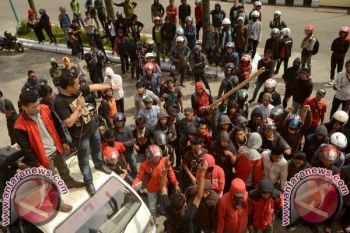 Legislator Dapil Luwu Raya Didesak Mundur 