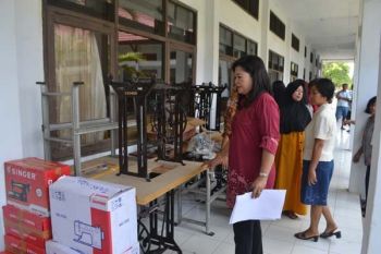 Disnakertrans Serahkan Bantuan Mesin Jahit Secara Gratis