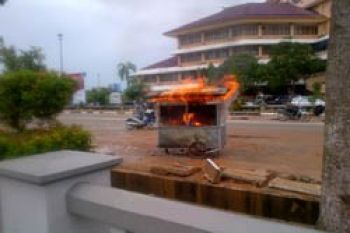 Gerobak PKL Dibakar Usai Demo UKM