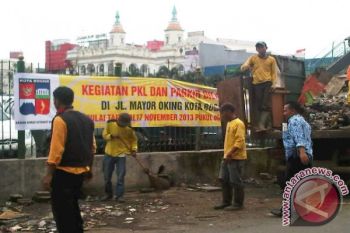 Penertiban PKL dan parkir sekitar stasiun
