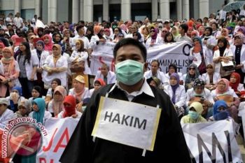 Ratusan Dokter Unjuk Rasa di Kejati Sulselbar 