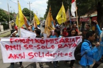 TUNTUT PEMBEBASAN REKANNYA