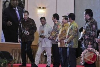 Johnny Darmawan Dapat Antara Achievement Award 2013