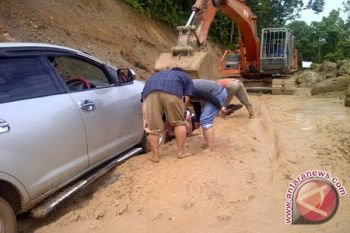 Penanganan Longsor Jalan Liwa-Krui Berlanjut
