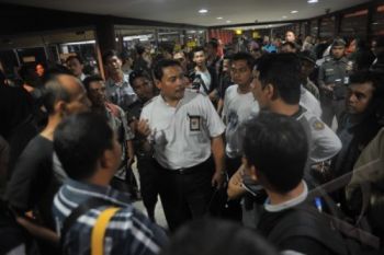Ratusan Penumpang Lion Air Terlantar di Bandara Sultan Hasanuddin