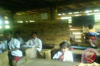Siswa belajar di ruang terbuka akibat kelas rusak
