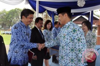   HUT Korpri Wawali serahkan dan terima penghargaan 