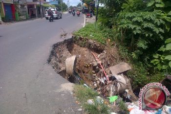 Jalan Dr Sutomo Baturaja terancam longsor
