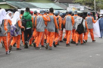 Pelajar Padangpanjang Gelar Pawai Semarakkan HANI