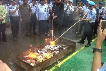 Kemenkumham Sumbar Musnahkan Ratusan Hp Milik Napi